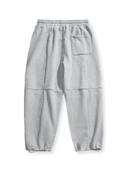 製品画像: 4色展開 カジュアル スウェットパンツ。裏起毛素材とルーズフィットデザインを採用した、冬に最適な厚手スウェットパンツの正面全体展示図。
詳細画像: 柔らかい裏起毛素材の質感と、冷気を防ぐ裾のリブデザインのディテールクローズアップ。