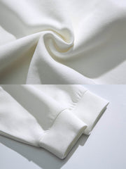 製品画像
「グレー・ホワイト・ブラックの3色展開クルーネック プルオーバースウェット全体像。ミニマルデザインとルーズフィットシルエットが特徴」
詳細画像
「クルーネック プルオーバースウェットの胸元シングルポケットとドロップショルダーデザインのディテールクローズアップ」