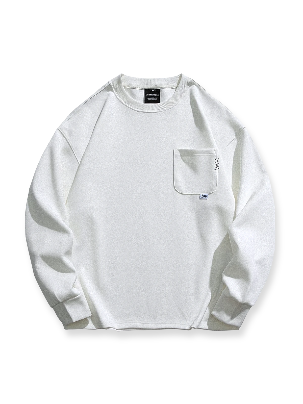 製品画像
「グレー・ホワイト・ブラックの3色展開クルーネック プルオーバースウェット全体像。ミニマルデザインとルーズフィットシルエットが特徴」
詳細画像
「クルーネック プルオーバースウェットの胸元シングルポケットとドロップショルダーデザインのディテールクローズアップ」