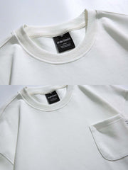 製品画像
「グレー・ホワイト・ブラックの3色展開クルーネック プルオーバースウェット全体像。ミニマルデザインとルーズフィットシルエットが特徴」
詳細画像
「クルーネック プルオーバースウェットの胸元シングルポケットとドロップショルダーデザインのディテールクローズアップ」