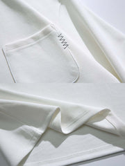 製品画像
「グレー・ホワイト・ブラックの3色展開クルーネック プルオーバースウェット全体像。ミニマルデザインとルーズフィットシルエットが特徴」
詳細画像
「クルーネック プルオーバースウェットの胸元シングルポケットとドロップショルダーデザインのディテールクローズアップ」