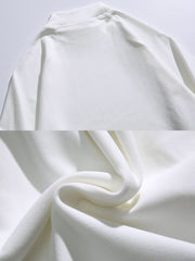 製品画像: 軽量ハイネック スウェットシャツの正面全体展示画像。ブラック、ホワイト、グレーの3色展開で、シンプルで上品なデザインが特徴。柔らかな生地感とハイネックデザインが冬のコーディネートに立体感を加え、日常使いにも最適な一着。
詳細画像: 軽量ハイネック スウェットシャツのハイネック部分をクローズアップした画像。保温性を高める立体的なデザインが特徴で、袖口と裾の細部仕上げも確認可能。シンプルなディテールでありながら、優れた着心地とファッション性を提供。