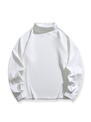 製品画像: 軽量ハイネック スウェットシャツの正面全体展示画像。ブラック、ホワイト、グレーの3色展開で、シンプルで上品なデザインが特徴。柔らかな生地感とハイネックデザインが冬のコーディネートに立体感を加え、日常使いにも最適な一着。
詳細画像: 軽量ハイネック スウェットシャツのハイネック部分をクローズアップした画像。保温性を高める立体的なデザインが特徴で、袖口と裾の細部仕上げも確認可能。シンプルなディテールでありながら、優れた着心地とファッション性を提供。