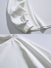 製品画像: 軽量ハイネック スウェットシャツの正面全体展示画像。ブラック、ホワイト、グレーの3色展開で、シンプルで上品なデザインが特徴。柔らかな生地感とハイネックデザインが冬のコーディネートに立体感を加え、日常使いにも最適な一着。
詳細画像: 軽量ハイネック スウェットシャツのハイネック部分をクローズアップした画像。保温性を高める立体的なデザインが特徴で、袖口と裾の細部仕上げも確認可能。シンプルなディテールでありながら、優れた着心地とファッション性を提供。