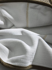 製品画像: 厚手ワッフル織りフード付きスウェット、ヴィンテージ感のあるデザインと裏起毛素材。寒い季節にぴったりの保温性を提供し、快適な着心地。
詳細画像: ワッフル織り生地と裏起毛のディテール。温かみのある厚手素材が、秋冬のコーディネートに最適。