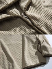 製品画像: 厚手ワッフル織りフード付きスウェット、ヴィンテージ感のあるデザインと裏起毛素材。寒い季節にぴったりの保温性を提供し、快適な着心地。
詳細画像: ワッフル織り生地と裏起毛のディテール。温かみのある厚手素材が、秋冬のコーディネートに最適。