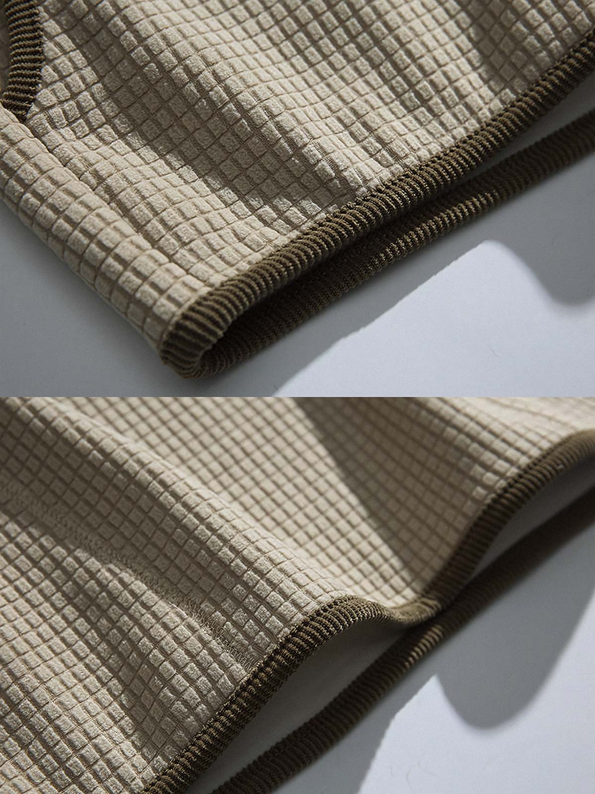 製品画像: 厚手ワッフル織りフード付きスウェット、ヴィンテージ感のあるデザインと裏起毛素材。寒い季節にぴったりの保温性を提供し、快適な着心地。
詳細画像: ワッフル織り生地と裏起毛のディテール。温かみのある厚手素材が、秋冬のコーディネートに最適。