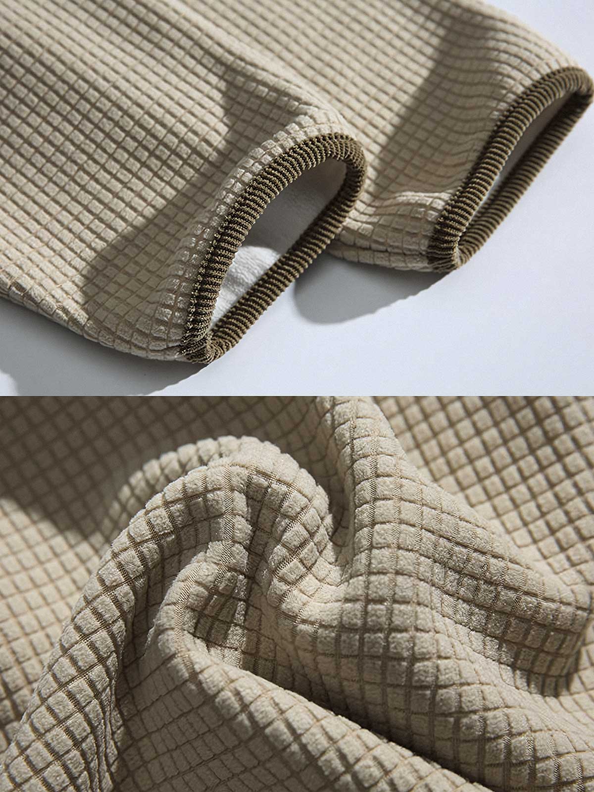 製品画像: 厚手ワッフル織りフード付きスウェット、ヴィンテージ感のあるデザインと裏起毛素材。寒い季節にぴったりの保温性を提供し、快適な着心地。
詳細画像: ワッフル織り生地と裏起毛のディテール。温かみのある厚手素材が、秋冬のコーディネートに最適。