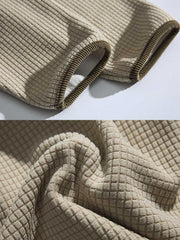 製品画像: 厚手ワッフル織りフード付きスウェット、ヴィンテージ感のあるデザインと裏起毛素材。寒い季節にぴったりの保温性を提供し、快適な着心地。
詳細画像: ワッフル織り生地と裏起毛のディテール。温かみのある厚手素材が、秋冬のコーディネートに最適。