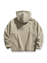 製品画像: 厚手ワッフル織りフード付きスウェット、ヴィンテージ感のあるデザインと裏起毛素材。寒い季節にぴったりの保温性を提供し、快適な着心地。
詳細画像: ワッフル織り生地と裏起毛のディテール。温かみのある厚手素材が、秋冬のコーディネートに最適。