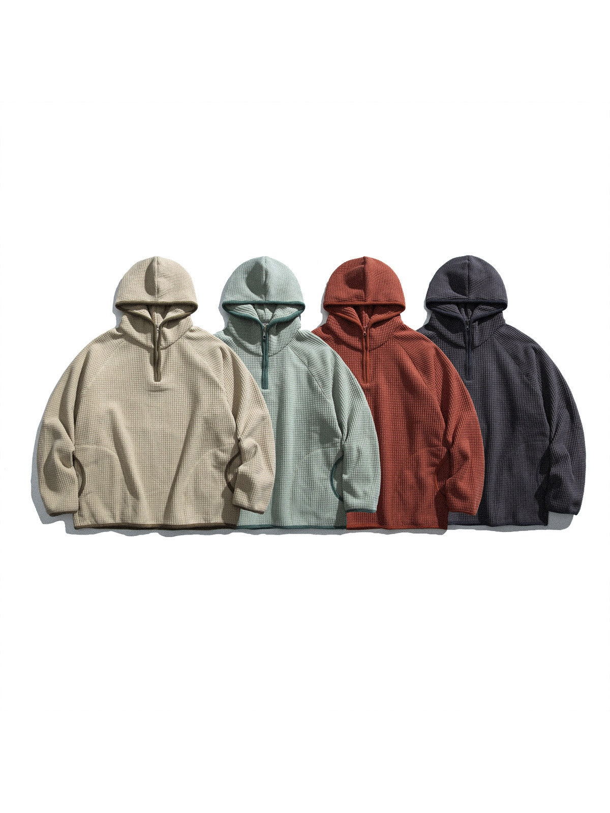 製品画像: 厚手ワッフル織りフード付きスウェット、ヴィンテージ感のあるデザインと裏起毛素材。寒い季節にぴったりの保温性を提供し、快適な着心地。
詳細画像: ワッフル織り生地と裏起毛のディテール。温かみのある厚手素材が、秋冬のコーディネートに最適。