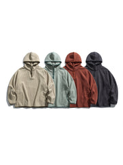 製品画像: 厚手ワッフル織りフード付きスウェット、ヴィンテージ感のあるデザインと裏起毛素材。寒い季節にぴったりの保温性を提供し、快適な着心地。
詳細画像: ワッフル織り生地と裏起毛のディテール。温かみのある厚手素材が、秋冬のコーディネートに最適。