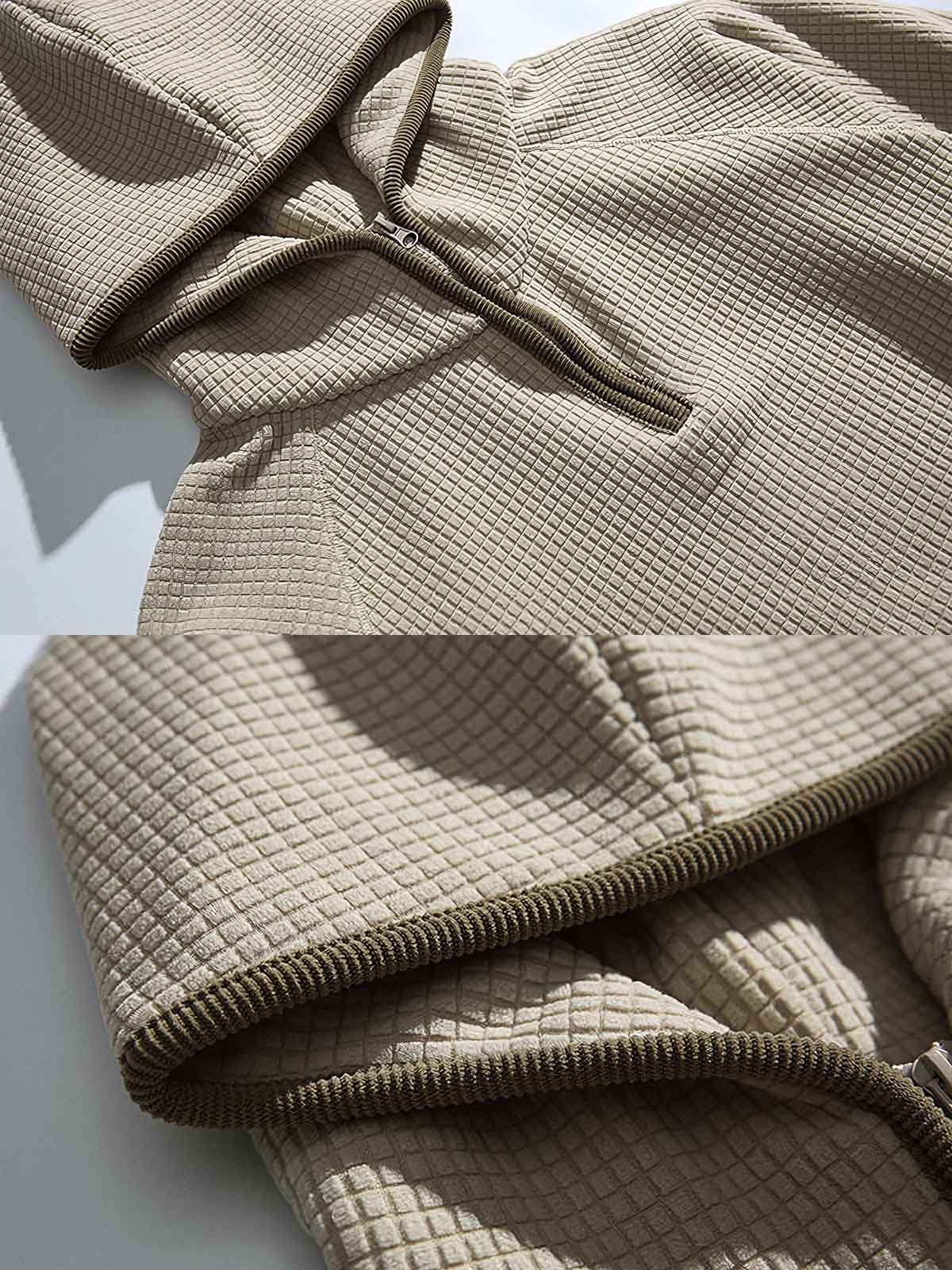 製品画像: 厚手ワッフル織りフード付きスウェット、ヴィンテージ感のあるデザインと裏起毛素材。寒い季節にぴったりの保温性を提供し、快適な着心地。
詳細画像: ワッフル織り生地と裏起毛のディテール。温かみのある厚手素材が、秋冬のコーディネートに最適。