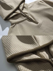 製品画像: 厚手ワッフル織りフード付きスウェット、ヴィンテージ感のあるデザインと裏起毛素材。寒い季節にぴったりの保温性を提供し、快適な着心地。
詳細画像: ワッフル織り生地と裏起毛のディテール。温かみのある厚手素材が、秋冬のコーディネートに最適。