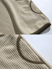 製品画像: 厚手ワッフル織りフード付きスウェット、ヴィンテージ感のあるデザインと裏起毛素材。寒い季節にぴったりの保温性を提供し、快適な着心地。
詳細画像: ワッフル織り生地と裏起毛のディテール。温かみのある厚手素材が、秋冬のコーディネートに最適。