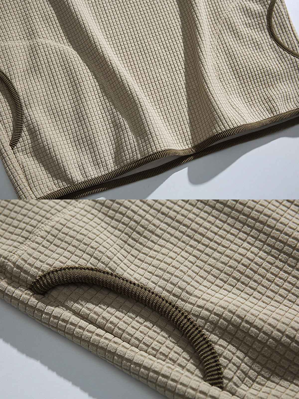 製品画像: 厚手ワッフル織りフード付きスウェット、ヴィンテージ感のあるデザインと裏起毛素材。寒い季節にぴったりの保温性を提供し、快適な着心地。
詳細画像: ワッフル織り生地と裏起毛のディテール。温かみのある厚手素材が、秋冬のコーディネートに最適。