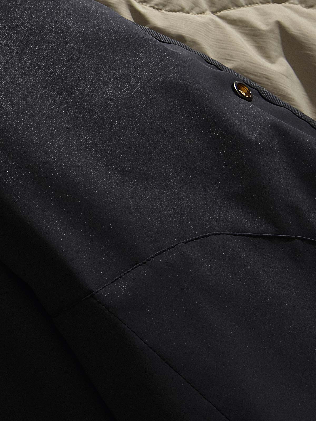 製品画像
「リバーシブル波形キルティングVネックダウン全体像。90%ホワイトダックダウン採用、カーキ、ブラック、アーミーグリーンの3色展開で実用性とスタイルを両立」
詳細画像
「リバーシブル波形キルティングダウンのポケットとキルティング加工のディテールクローズアップ。羽毛が均一に分布する設計」