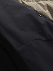 製品画像
「リバーシブル波形キルティングVネックダウン全体像。90%ホワイトダックダウン採用、カーキ、ブラック、アーミーグリーンの3色展開で実用性とスタイルを両立」
詳細画像
「リバーシブル波形キルティングダウンのポケットとキルティング加工のディテールクローズアップ。羽毛が均一に分布する設計」