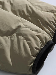 製品画像
「リバーシブル波形キルティングVネックダウン全体像。90%ホワイトダックダウン採用、カーキ、ブラック、アーミーグリーンの3色展開で実用性とスタイルを両立」
詳細画像
「リバーシブル波形キルティングダウンのポケットとキルティング加工のディテールクローズアップ。羽毛が均一に分布する設計」