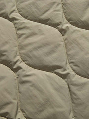 製品画像
「リバーシブル波形キルティングVネックダウン全体像。90%ホワイトダックダウン採用、カーキ、ブラック、アーミーグリーンの3色展開で実用性とスタイルを両立」
詳細画像
「リバーシブル波形キルティングダウンのポケットとキルティング加工のディテールクローズアップ。羽毛が均一に分布する設計」