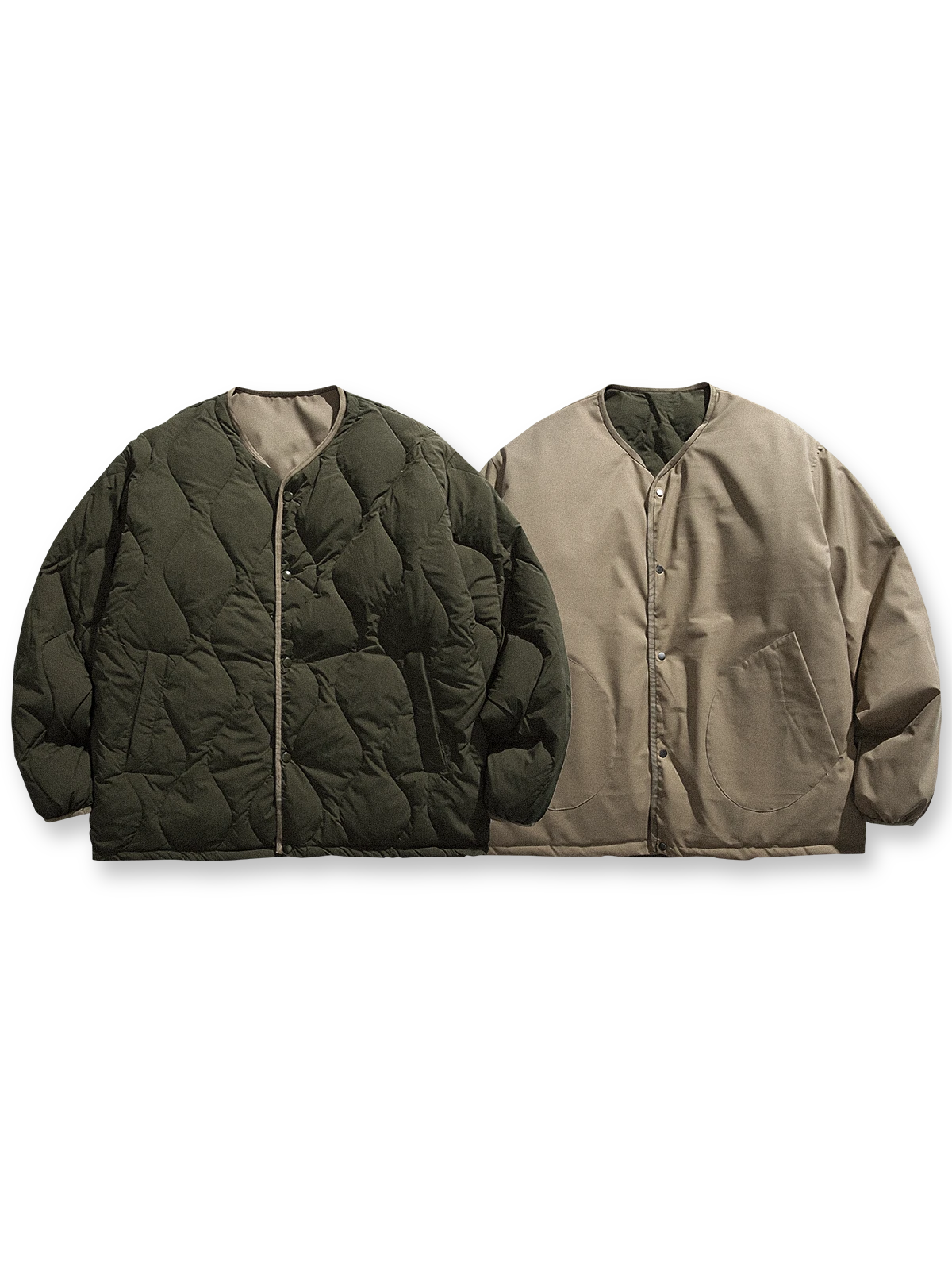 製品画像
「リバーシブル波形キルティングVネックダウン全体像。90%ホワイトダックダウン採用、カーキ、ブラック、アーミーグリーンの3色展開で実用性とスタイルを両立」
詳細画像
「リバーシブル波形キルティングダウンのポケットとキルティング加工のディテールクローズアップ。羽毛が均一に分布する設計」