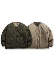 製品画像
「リバーシブル波形キルティングVネックダウン全体像。90%ホワイトダックダウン採用、カーキ、ブラック、アーミーグリーンの3色展開で実用性とスタイルを両立」
詳細画像
「リバーシブル波形キルティングダウンのポケットとキルティング加工のディテールクローズアップ。羽毛が均一に分布する設計」