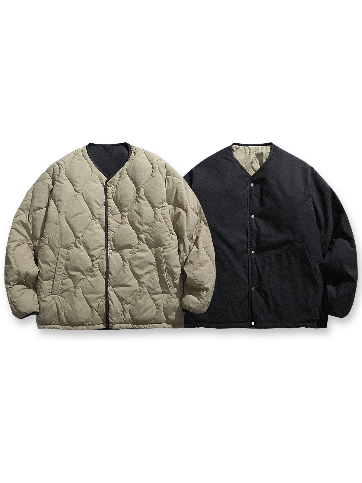 製品画像
「リバーシブル波形キルティングVネックダウン全体像。90%ホワイトダックダウン採用、カーキ、ブラック、アーミーグリーンの3色展開で実用性とスタイルを両立」
詳細画像
「リバーシブル波形キルティングダウンのポケットとキルティング加工のディテールクローズアップ。羽毛が均一に分布する設計」