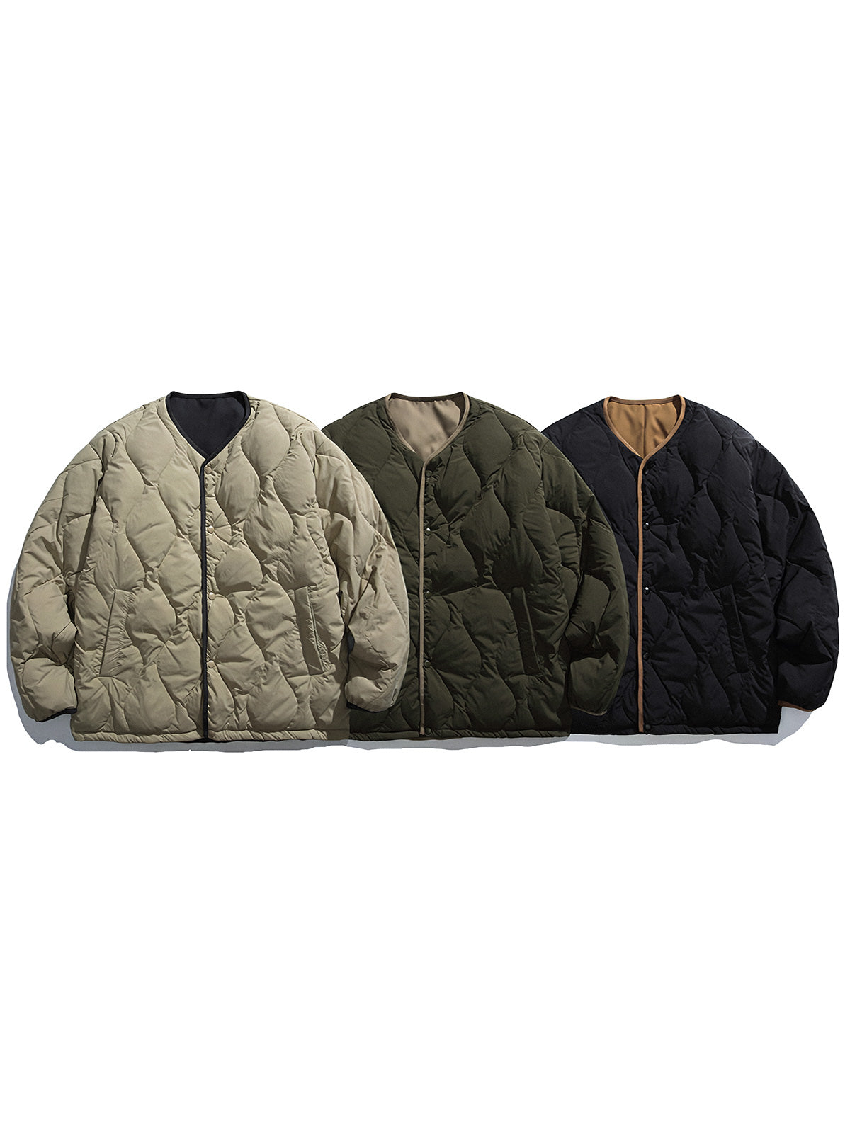 製品画像
「リバーシブル波形キルティングVネックダウン全体像。90%ホワイトダックダウン採用、カーキ、ブラック、アーミーグリーンの3色展開で実用性とスタイルを両立」
詳細画像
「リバーシブル波形キルティングダウンのポケットとキルティング加工のディテールクローズアップ。羽毛が均一に分布する設計」