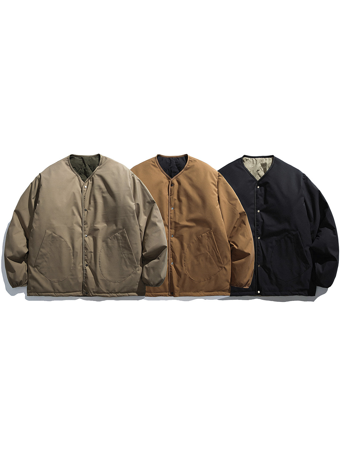 製品画像
「リバーシブル波形キルティングVネックダウン全体像。90%ホワイトダックダウン採用、カーキ、ブラック、アーミーグリーンの3色展開で実用性とスタイルを両立」
詳細画像
「リバーシブル波形キルティングダウンのポケットとキルティング加工のディテールクローズアップ。羽毛が均一に分布する設計」