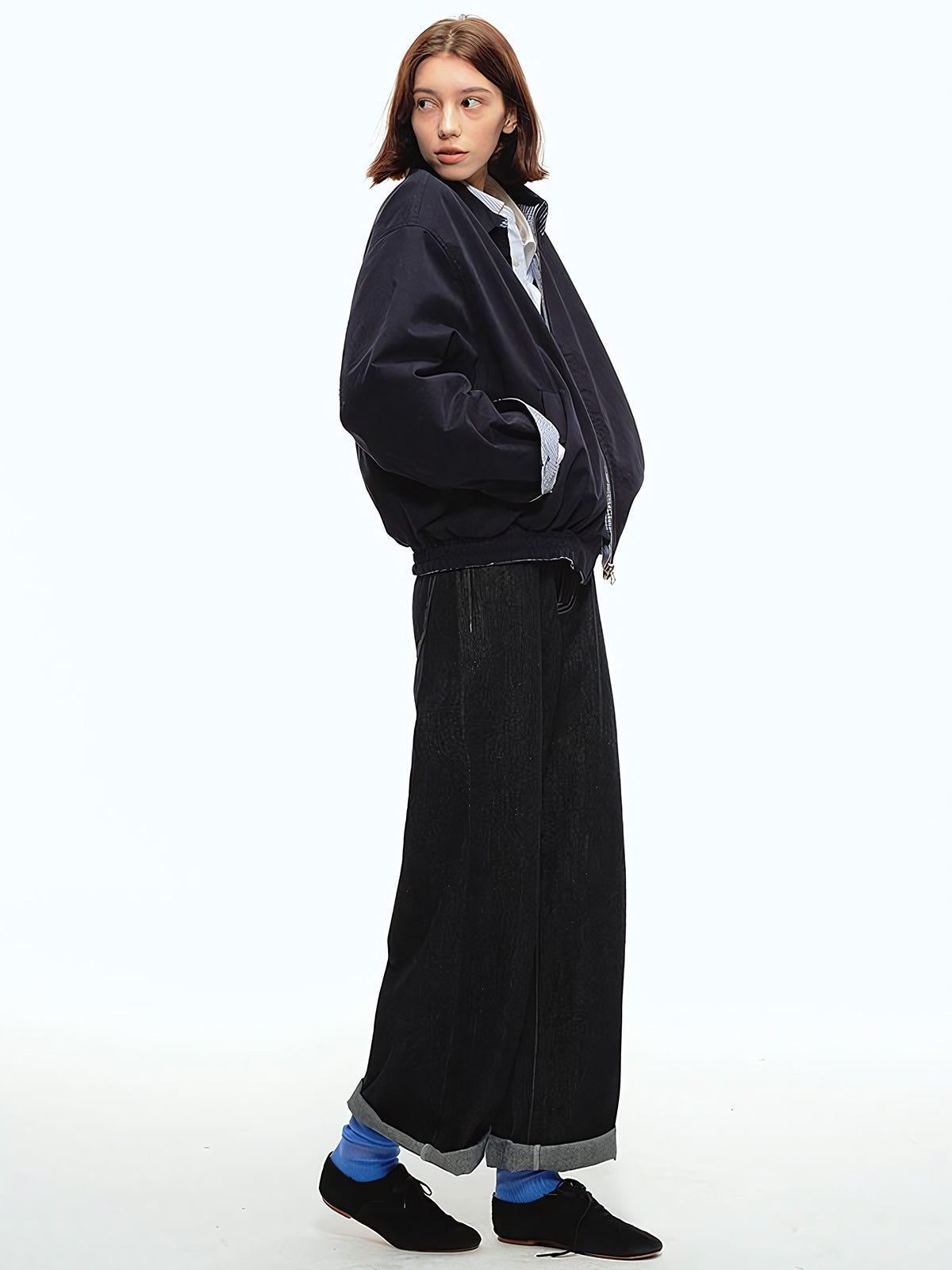 詳細画像: 5ポケットデザインとヴィンテージ生地のディテール特写、未処理の裾が自然なカジュアル感を演出
モデル画像: モデルが生デニムストレートジーンズを着用し、アメリカンカジュアルスタイルを演出、シンプルでリラックスしたコーディネート