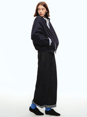 詳細画像: 5ポケットデザインとヴィンテージ生地のディテール特写、未処理の裾が自然なカジュアル感を演出
モデル画像: モデルが生デニムストレートジーンズを着用し、アメリカンカジュアルスタイルを演出、シンプルでリラックスしたコーディネート