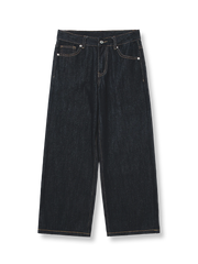 製品画像: クラシックな生デニム生地を使用したストレートカットジーンズ全体展示、ヴィンテージ感あふれるデザインと頑丈なリベットディテールが特徴
詳細画像: 5ポケットデザインとヴィンテージ生地のディテール特写、未処理の裾が自然なカジュアル感を演出