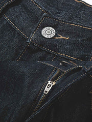 製品画像: クラシックな生デニム生地を使用したストレートカットジーンズ全体展示、ヴィンテージ感あふれるデザインと頑丈なリベットディテールが特徴
詳細画像: 5ポケットデザインとヴィンテージ生地のディテール特写、未処理の裾が自然なカジュアル感を演出