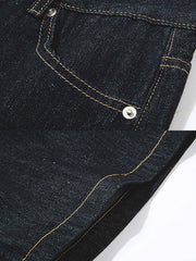 製品画像: クラシックな生デニム生地を使用したストレートカットジーンズ全体展示、ヴィンテージ感あふれるデザインと頑丈なリベットディテールが特徴
詳細画像: 5ポケットデザインとヴィンテージ生地のディテール特写、未処理の裾が自然なカジュアル感を演出