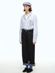 詳細画像: 5ポケットデザインとヴィンテージ生地のディテール特写、未処理の裾が自然なカジュアル感を演出
モデル画像: モデルが生デニムストレートジーンズを着用し、アメリカンカジュアルスタイルを演出、シンプルでリラックスしたコーディネート