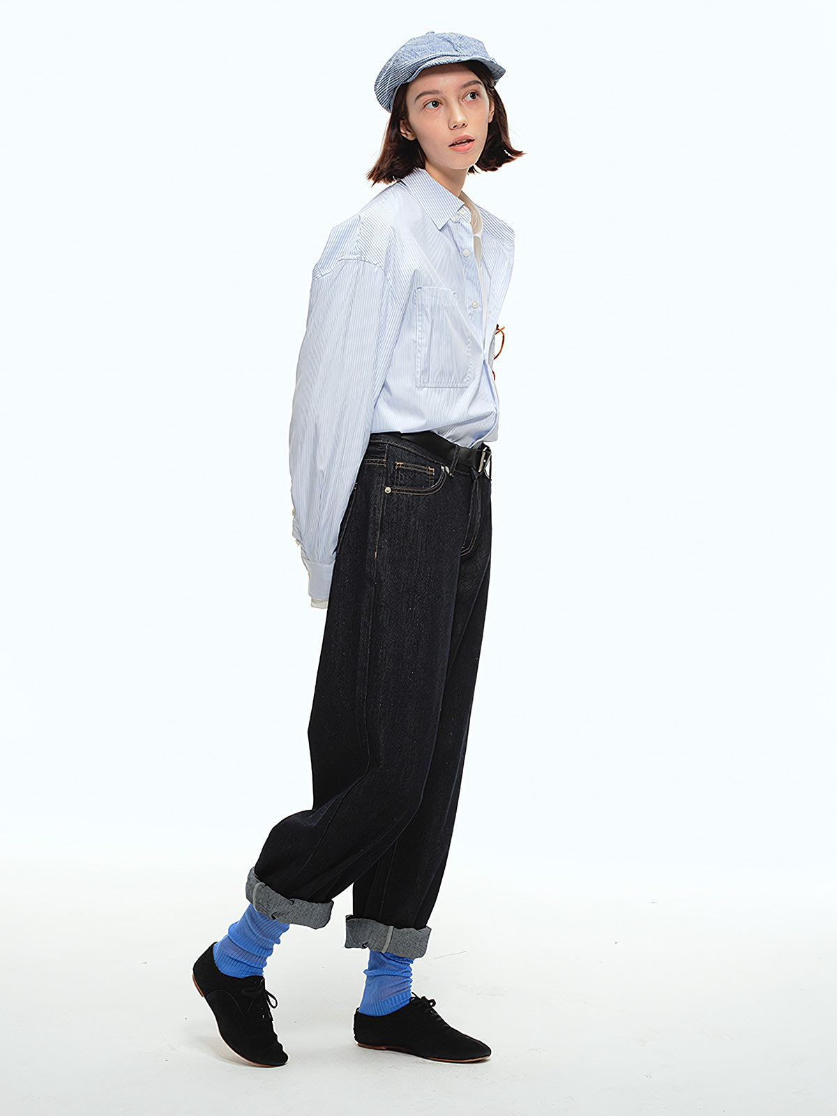 詳細画像: 5ポケットデザインとヴィンテージ生地のディテール特写、未処理の裾が自然なカジュアル感を演出
モデル画像: モデルが生デニムストレートジーンズを着用し、アメリカンカジュアルスタイルを演出、シンプルでリラックスしたコーディネート