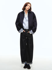 詳細画像: 5ポケットデザインとヴィンテージ生地のディテール特写、未処理の裾が自然なカジュアル感を演出
モデル画像: モデルが生デニムストレートジーンズを着用し、アメリカンカジュアルスタイルを演出、シンプルでリラックスしたコーディネート