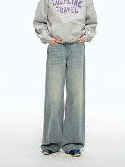 詳細画像: ウォッシュド加工とルーズフィットのストレートカットのディテール特写、自然なヴィンテージ感を強調
モデル画像: アメカジスタイルのレトロなデザインを反映させたストレートデニムパンツとシンプルなトップスを組み合わせたカジュアルなアメリカンスタイル