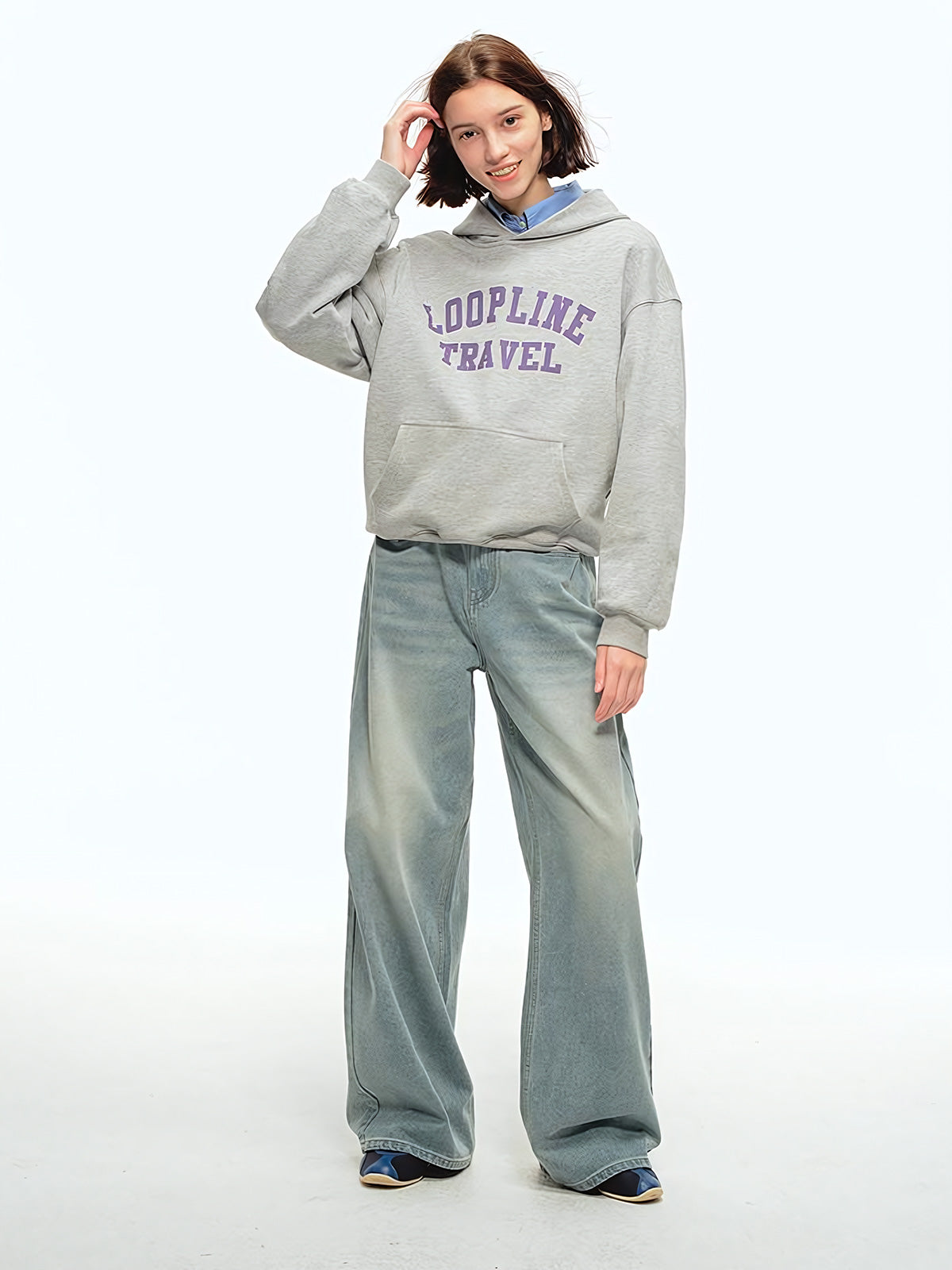 詳細画像: ウォッシュド加工とルーズフィットのストレートカットのディテール特写、自然なヴィンテージ感を強調
モデル画像: アメカジスタイルのレトロなデザインを反映させたストレートデニムパンツとシンプルなトップスを組み合わせたカジュアルなアメリカンスタイル