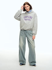 詳細画像: ウォッシュド加工とルーズフィットのストレートカットのディテール特写、自然なヴィンテージ感を強調
モデル画像: アメカジスタイルのレトロなデザインを反映させたストレートデニムパンツとシンプルなトップスを組み合わせたカジュアルなアメリカンスタイル