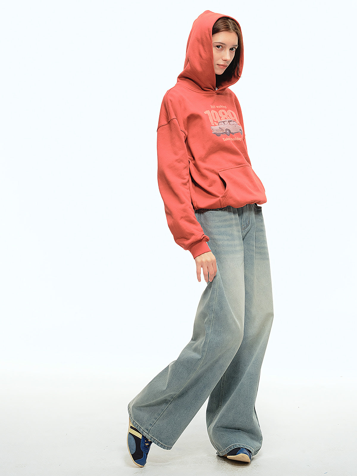 詳細画像: ウォッシュド加工とルーズフィットのストレートカットのディテール特写、自然なヴィンテージ感を強調
モデル画像: アメカジスタイルのレトロなデザインを反映させたストレートデニムパンツとシンプルなトップスを組み合わせたカジュアルなアメリカンスタイル