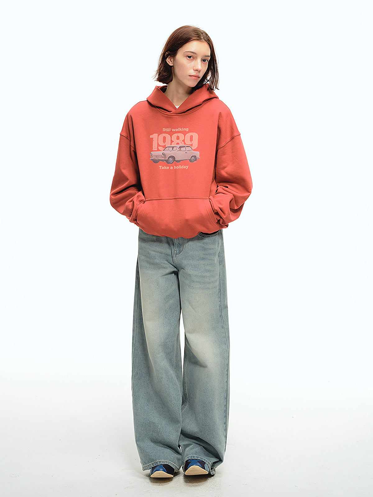 詳細画像: ウォッシュド加工とルーズフィットのストレートカットのディテール特写、自然なヴィンテージ感を強調
モデル画像: アメカジスタイルのレトロなデザインを反映させたストレートデニムパンツとシンプルなトップスを組み合わせたカジュアルなアメリカンスタイル