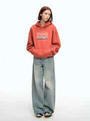 詳細画像: ウォッシュド加工とルーズフィットのストレートカットのディテール特写、自然なヴィンテージ感を強調
モデル画像: アメカジスタイルのレトロなデザインを反映させたストレートデニムパンツとシンプルなトップスを組み合わせたカジュアルなアメリカンスタイル