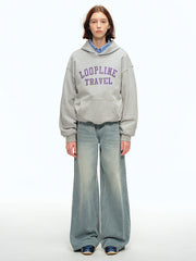 詳細画像: ウォッシュド加工とルーズフィットのストレートカットのディテール特写、自然なヴィンテージ感を強調
モデル画像: アメカジスタイルのレトロなデザインを反映させたストレートデニムパンツとシンプルなトップスを組み合わせたカジュアルなアメリカンスタイル