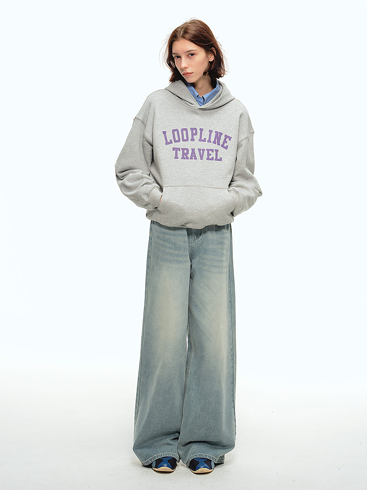 詳細画像: ウォッシュド加工とルーズフィットのストレートカットのディテール特写、自然なヴィンテージ感を強調
モデル画像: アメカジスタイルのレトロなデザインを反映させたストレートデニムパンツとシンプルなトップスを組み合わせたカジュアルなアメリカンスタイル