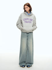 詳細画像: ウォッシュド加工とルーズフィットのストレートカットのディテール特写、自然なヴィンテージ感を強調
モデル画像: アメカジスタイルのレトロなデザインを反映させたストレートデニムパンツとシンプルなトップスを組み合わせたカジュアルなアメリカンスタイル