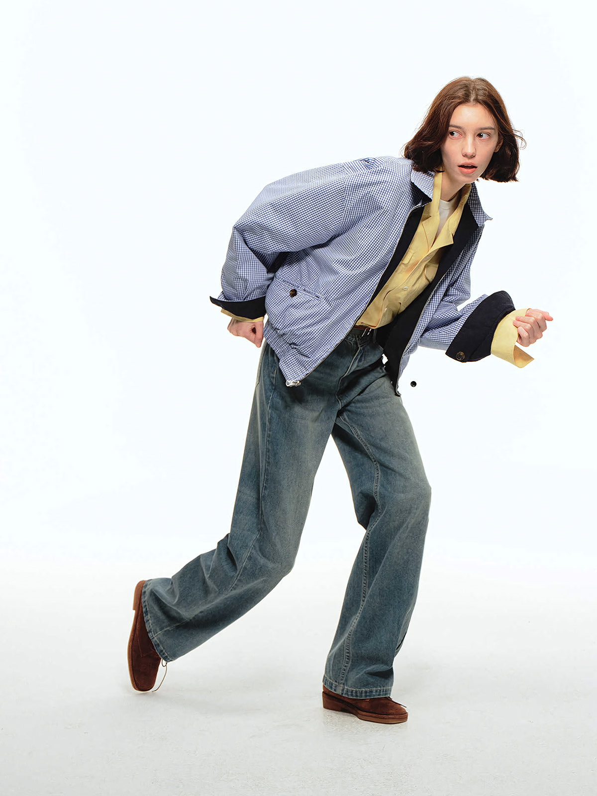 詳細画像: ウォッシュ加工と5ポケットデザインのディテール特写。生地の風合いや細部のデザインが、ヴィンテージ感を強調し、デニムの質感と細見え効果を際立たせています。
モデル画像: ヴィンテージデニムパンツとスニーカーを合わせたカジュアルなスタイル。スリムストレートカットが脚長効果を高め、スタイリッシュでありながら、日常的に着用できるシンプルなデザイン。