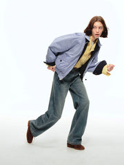 詳細画像: ウォッシュ加工と5ポケットデザインのディテール特写。生地の風合いや細部のデザインが、ヴィンテージ感を強調し、デニムの質感と細見え効果を際立たせています。
モデル画像: ヴィンテージデニムパンツとスニーカーを合わせたカジュアルなスタイル。スリムストレートカットが脚長効果を高め、スタイリッシュでありながら、日常的に着用できるシンプルなデザイン。