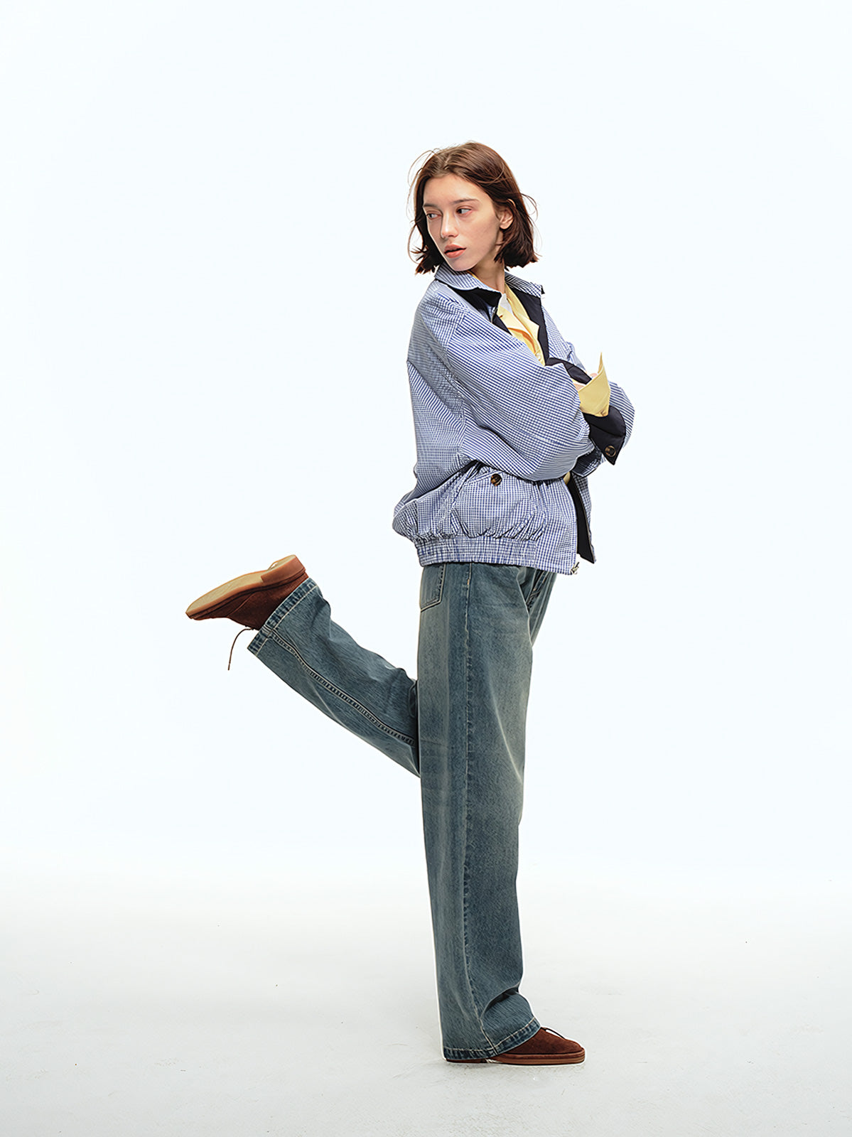 詳細画像: ウォッシュ加工と5ポケットデザインのディテール特写。生地の風合いや細部のデザインが、ヴィンテージ感を強調し、デニムの質感と細見え効果を際立たせています。
モデル画像: ヴィンテージデニムパンツとスニーカーを合わせたカジュアルなスタイル。スリムストレートカットが脚長効果を高め、スタイリッシュでありながら、日常的に着用できるシンプルなデザイン。