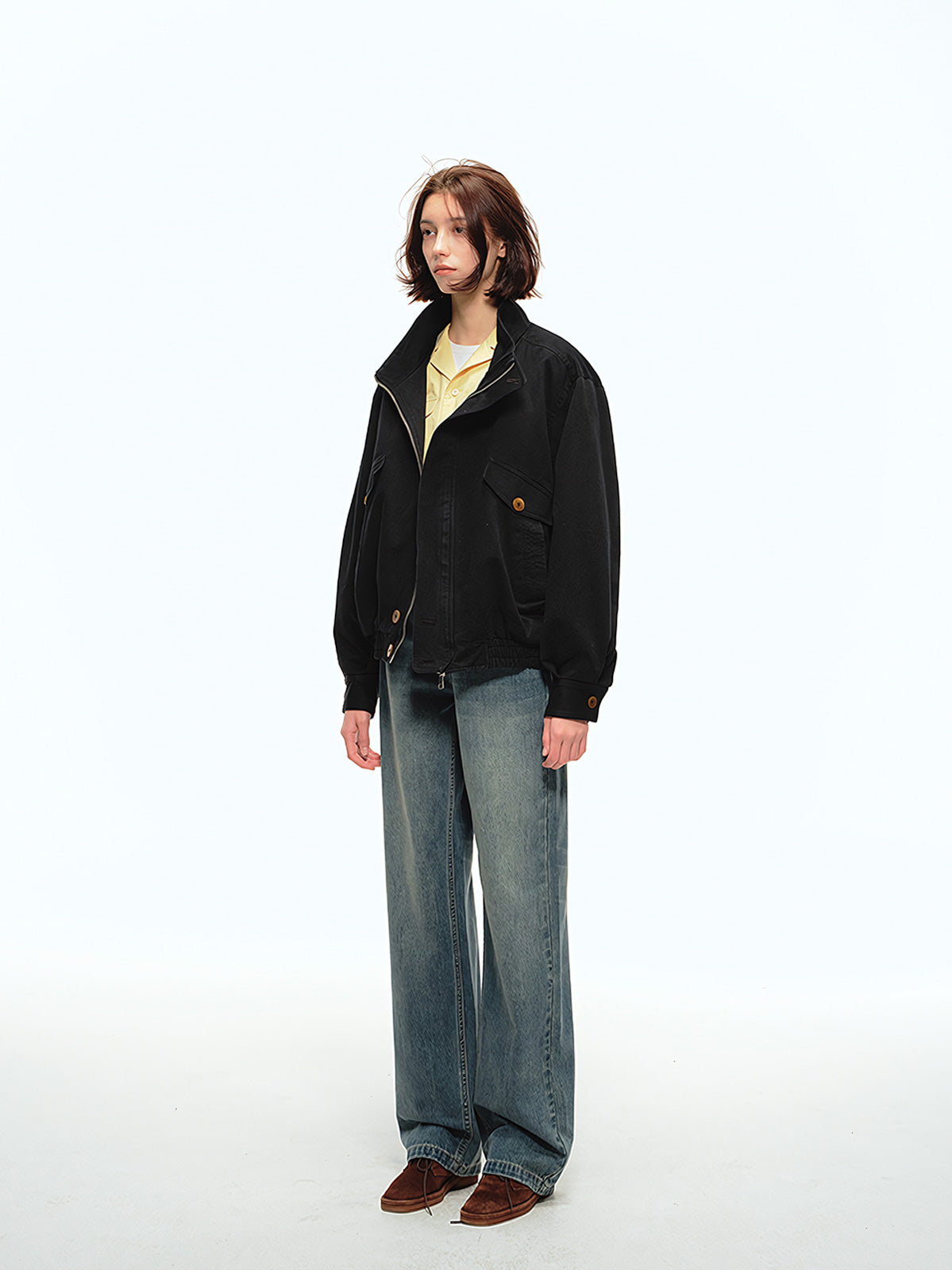 詳細画像: ウォッシュ加工と5ポケットデザインのディテール特写。生地の風合いや細部のデザインが、ヴィンテージ感を強調し、デニムの質感と細見え効果を際立たせています。
モデル画像: ヴィンテージデニムパンツとスニーカーを合わせたカジュアルなスタイル。スリムストレートカットが脚長効果を高め、スタイリッシュでありながら、日常的に着用できるシンプルなデザイン。